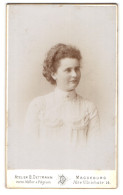 Fotografie B. Dettmann, Magdeburg, Alte Ulrichstr. 14, Junge Dame In Weisser Kleidung  - Anonymous Persons