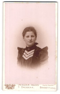 Fotografie A. Robert Heisig, Dresden-A., Terrassenufer 30, Junge Dame Mit Zurückgebundenem Haar  - Anonyme Personen