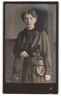 Fotografie G. Hermann, Delmenhorst, Junge Dame In Modischer Kleidung  - Anonyme Personen