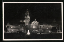 AK Wiesbaden, Hauptbahnhof Bei Nacht Mit Beleuchtetem Springbrunnen  - Wiesbaden