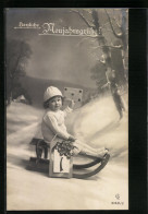 AK Mädchen Mit Brief Und Geschmückten Kalenderblatt Auf Einem Schlitten - Neujahrsgruss  - Deportes De Invierno
