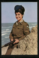 AK Israelische Soldatin Mit MP Am Strand  - Jodendom