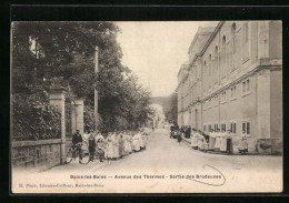 CPA Bains-les-Bains, Avenue Des Thermes, Sortie Des Brodeuses  - Bains Les Bains