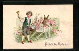 Präge-AK Fröhliche Ostern, Junge Läutet Glocke Zu Ostern Neben Osterhasen  - Pasen