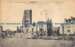 R101552 Guerre De 1914 15. La Grand Place Apres Les Bombardements Successifs Eff - Monde