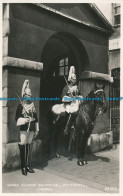 R101666 Horse Guards Sentries. Whitehall. London. Valentine. No 64226. RP - Andere & Zonder Classificatie