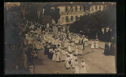 Foto-AK Karlsruhe, Prozession In Der Amalienstrasse, Ecke Douglasstrasse Mit Gasthaus Zur Goldenen Krone  - Karlsruhe