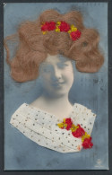 Echt-Haar-AK Mädchen Mit Blumen Im Rötlichen Haar Und Kleid Aus Echtem Stoff  - Autres & Non Classés