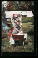AK Mädchen In Spreewälder Tracht Beim Wäschewaschen  - Trachten