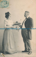 R101945 Old Postcard. Woman With Man - Mondo