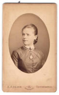 Fotografie A. Adler, Dresden, Victoriastr. 21, Junge Frau Mit Kragenbrosche  - Anonymous Persons