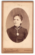 Fotografie Julius Grusche, Dresden, Bautzenerstrasse 39, Bürgerliche Dame Mit Halskette  - Anonymous Persons