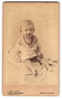 Fotografie Th. Kirsten, Dresden-Neustadt, Bautzenerstr. 77, Kleines Kind Mit Halskette  - Persone Anonimi