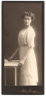 Fotografie Atelier Jensen, Kiel, Klinke 26, Junge Dame Im Weissen Kleid  - Anonymous Persons