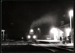 Fotografie Eisenbahn, Deutsche Reichsbahn DDR, Dampflok, Lokomotive Nr. 50 3556-3 Bei Nacht Im Bahnhof  - Treinen