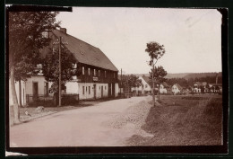 Fotografie Brück & Sohn Meissen, Ansicht Reitzenhain I. Erzg., Strassenpartie Am Gasthof Wildhaus  - Orte