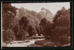 Fotografie Brück & Sohn Meissen, Ansicht Bieberstein I. Sa., Partie Am Fluss Mit Blick Zum Schloss, Spiegelverkehrt  - Orte