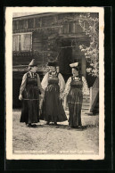 AK Junge Bregenzerwälderinnen Vor Einem Bauernhaus In Ihren Trachten  - Unclassified