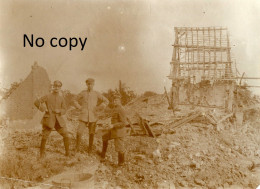 PHOTO ALLEMANDE - OFFICIERS DANS LES RUINES DE FRESNIERES PRES DE LASSIGNY OISE GUERRE 1914 1918 - Oorlog, Militair