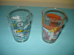 20 ( 17 ) / Lot De 2 Verres De Collection - Schtroumpfs - Peyo - Werbeobjekte