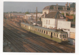 A SAINTES EN SEPTEMBRE 1984 UNE RGP 2 SÉRIE X2700 DEVANT LE POSTE 3 - Trains