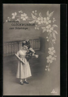 Foto-AK Photochemie Berlin Nr. 4290-2: Glückwunsch Zum Geburtstag, Mädchen Im Weissen Kleid Mit Blumen Und Rolle  - Photographie