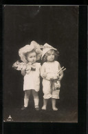 Foto-AK Photochemie Berlin Nr. 4402-4: Kleinkinder Mit Ihrem Spielzeug, Feder Am Hut, Trommel Und Puppe  - Photographie