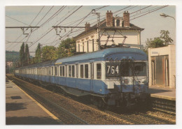 UNE RAME DE 3 ÉLEMENTS DE MATÉRIEL Z EN GARE DE GIF SUR YVETTE . 1984 - Trains