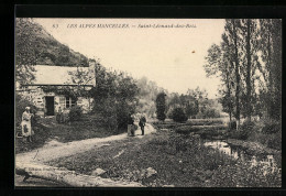 CPA Saint-Leonard-des-Bois, Des Passants Vor Einem Bauernhaus  - Saint Leonard Des Bois