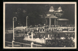 AK Triberg, Passanten Am Pavillon Im Burggarten  - Triberg