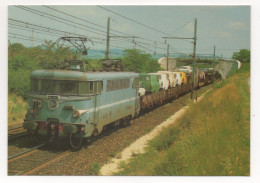 AUX ABORDS DE VALENCE LA BB 9442 EMMÈNE UN TRAIN COMPLET DE WAGONS PORTE-AUTOS VERS LE SUD . JUILLET 1981 - Treinen