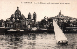 (RECTO / VERSO) MARSEILLE - BARQUE DE PECHE A VOILE SORTANT DU PORT - LA CATHEDRALE - CPA - Notre-Dame De La Garde, Funicular Y Virgen