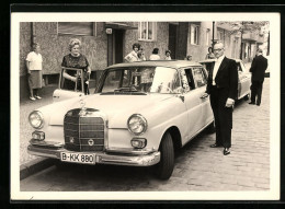 Foto-AK Mercedes Benz, Auto Mit Einem Paar  - Voitures De Tourisme