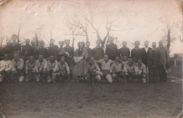 CARTE PHOTO EQUIPES DE FOOTBALL BERGERAC  EN DORDOGNE  VOIR  FANION  FEMME DU MILIEU - Sonstige & Ohne Zuordnung