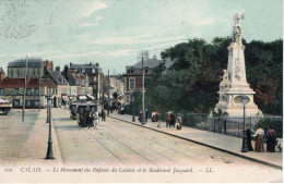 CALAIS ( 62 ) - Le Monument Des Enfants Du Calaisis Et Le Boulevard Jacquard - Calais