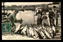 29 - CONCARNEAU - LE PORT - LA PECHE DU THON - DEBARQUEMENT DU POISSON SUR LA DIGUE - Concarneau