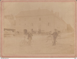 CYCLISTES DEVANT L HOTEL DU COMMERCE - Oud (voor 1900)