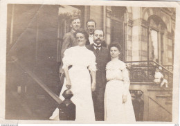 FAMILLE GRANDS BOURGEOIS SUR PERRON DE VILLA - Oud (voor 1900)