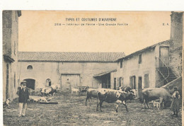 63 // TYPES ET COSTUMES D AUVERGNE   Intérieur De La Ferme - Une Grande Famille  2016 - Autres & Non Classés