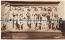 R104219 Group On The Albert Memorial. London. Walter Scott. RP - Other & Unclassified