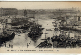Brest Port Militaire Sortie D'un Cuirassé - Brest
