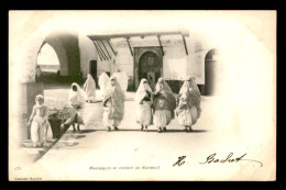 ALGERIE - EDITEUR GEISER CARTE PIONNIERE - MAURESQUES SE RENDANT AU MARABOUT - Scenes