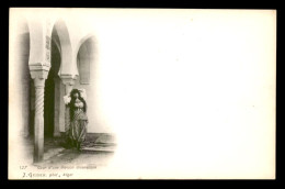 ALGERIE - EDITEUR GEISER CARTE PIONNIERE - FEMME - COUR D'UNE MAISON MAURESQUE - Scenes