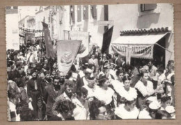 CPSM 13 - Les SAINTES MARIES DE LA MER - Fête Des Gitans - TB GROS PLAN Personnages Défilé Arlésiennes Drapeaux - Saintes Maries De La Mer