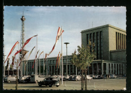 AK Berlin, Funkturm Und Ausstellungsgelände, Blick über Den Parkplatz Vor Den Messehallen  - Sonstige & Ohne Zuordnung