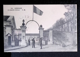 Cp, Militaria, Caserne, 27, Vernon, Le Quartier Avenay, Animée, Voyagée 1918, Ed. C.M. - Caserme