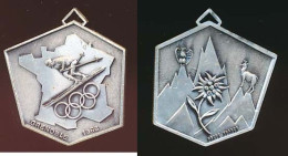 Médaille Métal Carte De France  - Edelweiss Chamois  Xèmes Jeux Olympiques D'Hiver De GRENOBLE 1968  Olympic Games 68 - Andere & Zonder Classificatie