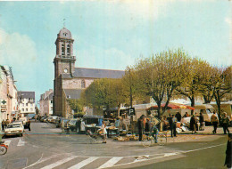CROZON . L'église Et La Place Du Marché Le Mercredi - Crozon