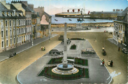 CHERBOURG . La Place De La République Et La Plage . Arrivée D'un Paquebot En Rade - Cherbourg