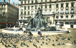 LYON . Les Pigeons De La Place Des Terreaux - Sonstige & Ohne Zuordnung